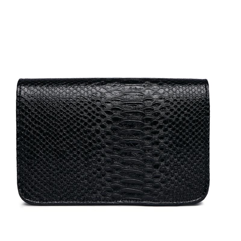 Sac à main femme noir sophistiqué avec bandoulière et chaîne dorée, accessoire mode.
