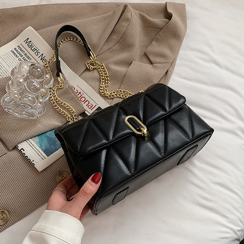 Sac à main noir matelassé pour femme, bandoulière avec chaîne dorée, accessoire mode chic et pratique.