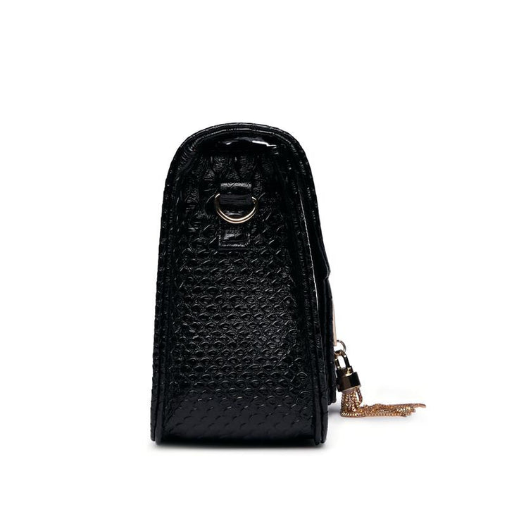 Sac noir pour femme, style élégant, avec bandoulière et détails chaîne dorée chic.