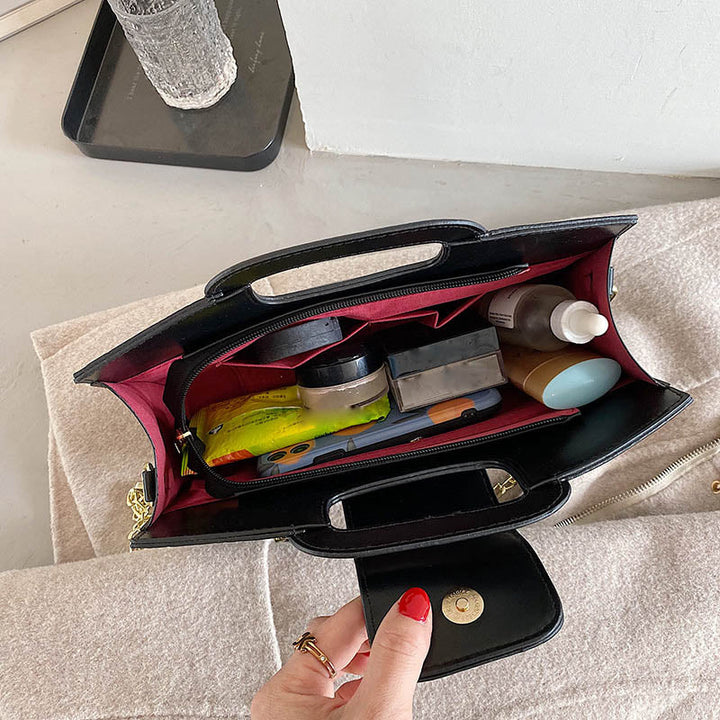 Accessoire mode: sac bandoulière noir pour femmes, chaîne dorée, parfait pour un look sophistiqué.