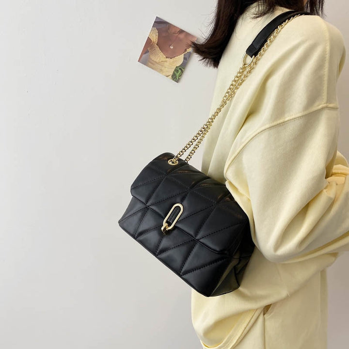 Sac bandoulière noir en cuir PU matelassé, chaîne dorée, parfait pour une touche élégante à toute tenue féminine.