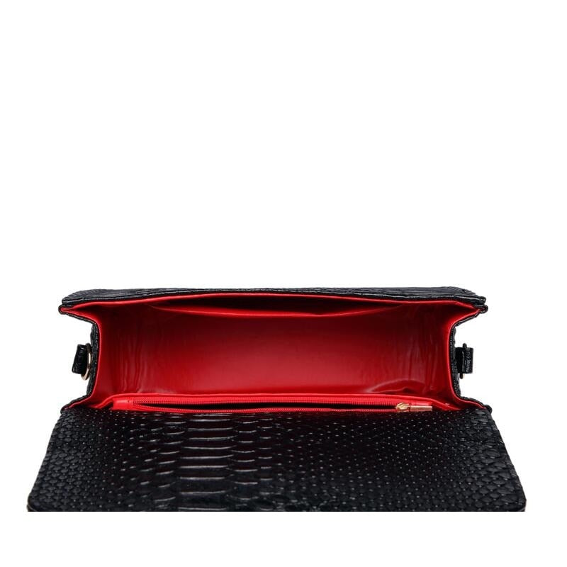 Accessoire femme : sac bandoulière noir avec chaîne dorée, idéal pour un look élégant.
