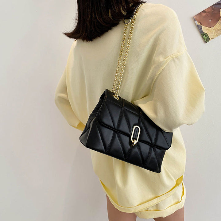 Sac noir bandoulière femme, design matelassé, détails chaîne dorée, accessoire polyvalent et sophistiqué.