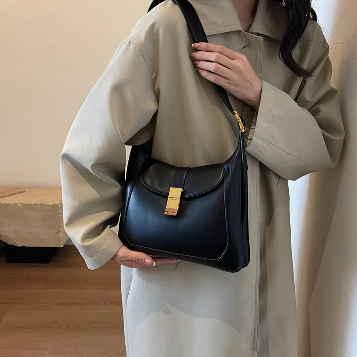 Sac à bandoulière noir élégant pour femme en cuir synthétique, style chic et moderne.