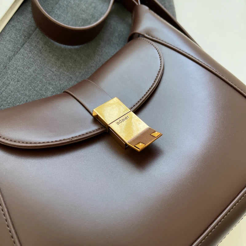 Sac à main couleur marron pour femme, affichant une silhouette élégante et un cuir synthétique de qualité.