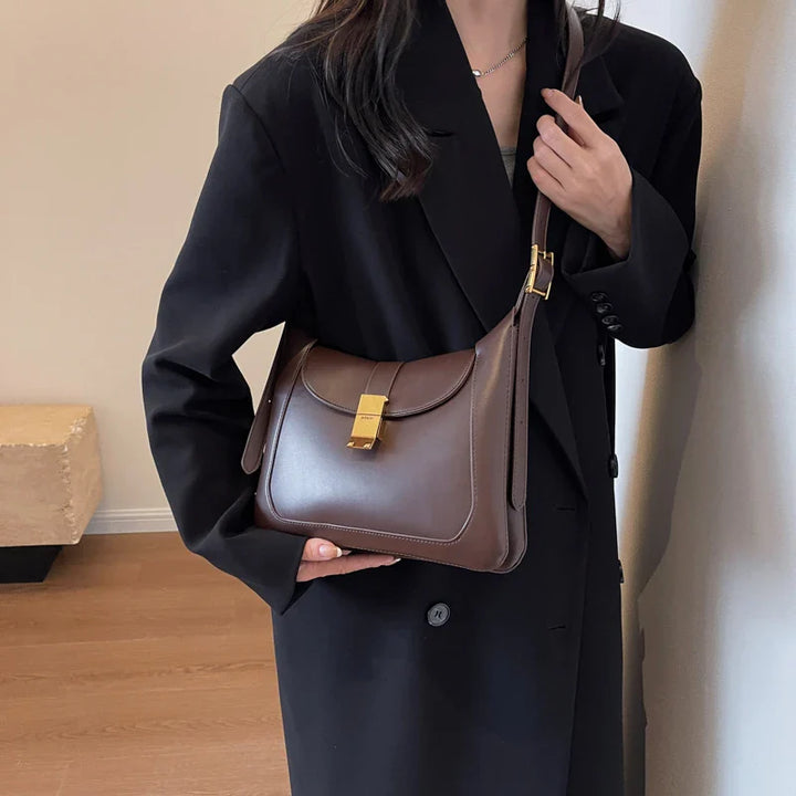 Sac à main marron chic pour femme, bandoulière ajustable, accessoire de mode élégant.