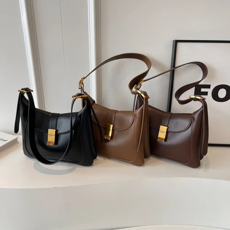 Vue de face d'un sac à main élégant pour femme, en cuir synthétique marron, avec rabat.