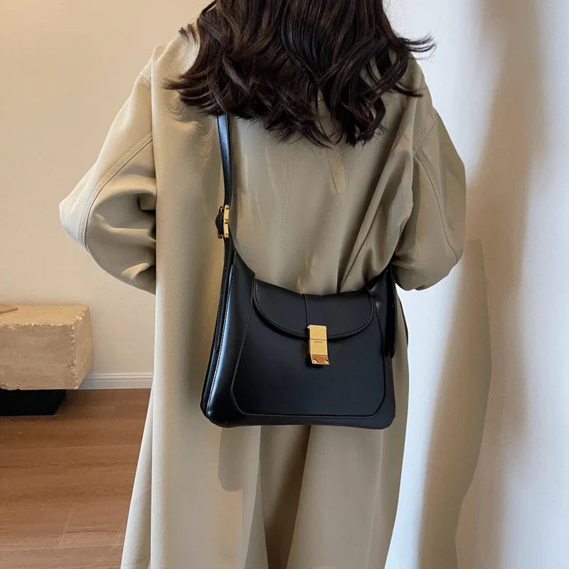 Sac à main femme marron sur fond neutre, mettant en valeur son design épuré et son élégance.
