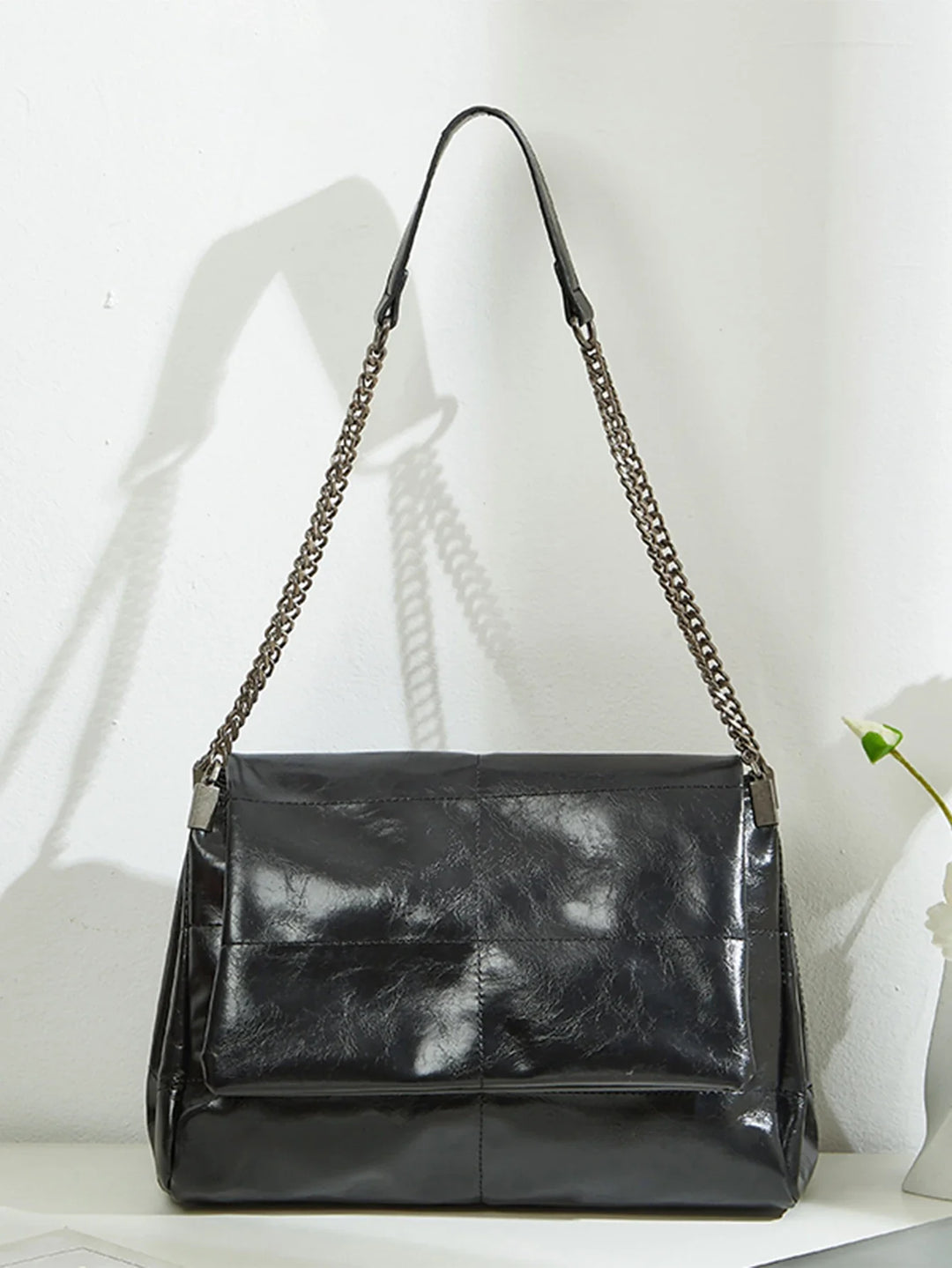 Sac à bandoulière noir élégant pour femme, en similicuir avec rabat, parfait mode & quotidien.