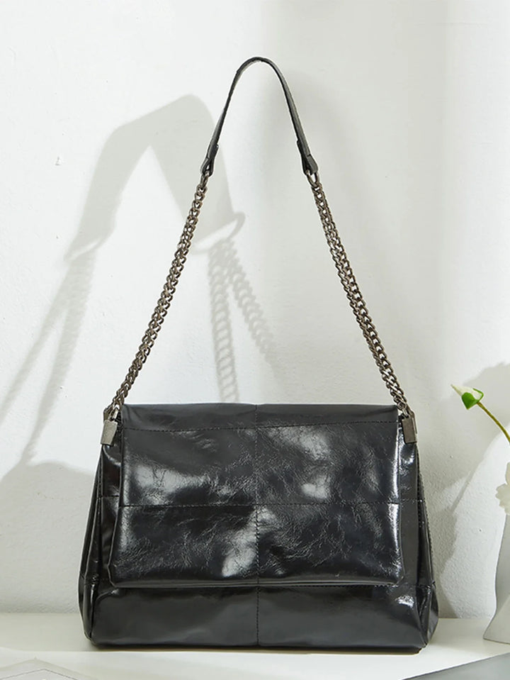 Sac à bandoulière noir élégant pour femme, en similicuir avec rabat, parfait mode & quotidien.