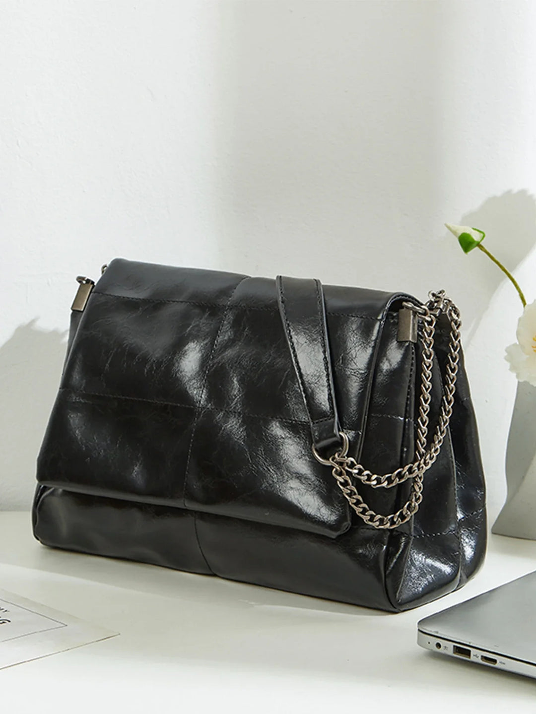 Sac femme noir chic à rabat, polyvalent, parfait pour le quotidien, la ville ou une soirée élégante.