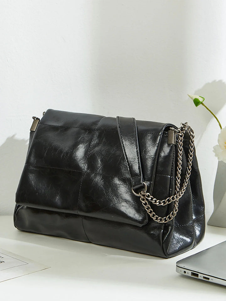 Sac femme noir chic à rabat, polyvalent, parfait pour le quotidien, la ville ou une soirée élégante.