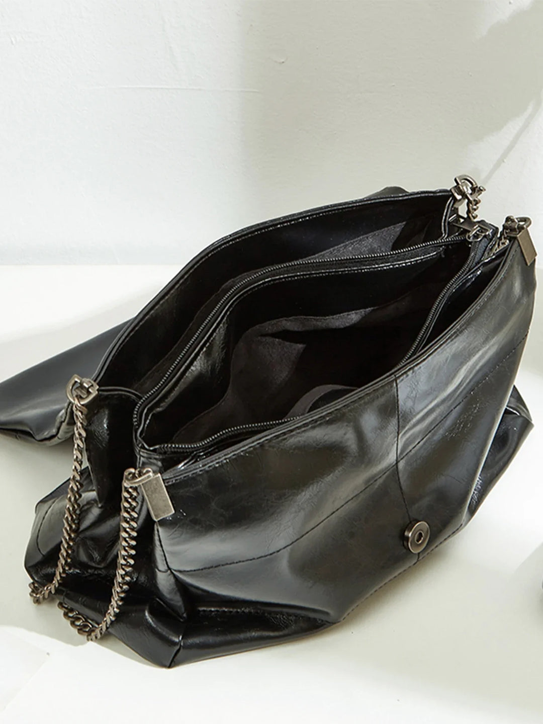 Sac de ville noir femme, design élégant avec rabat, en similicuir, accessoire mode chic & quotidien.