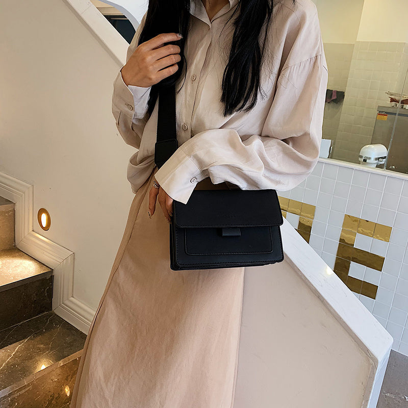 Sac bandoulière femme noir en cuir, style élégant, idéal pour toutes les occasions, un accessoire intemporel.
