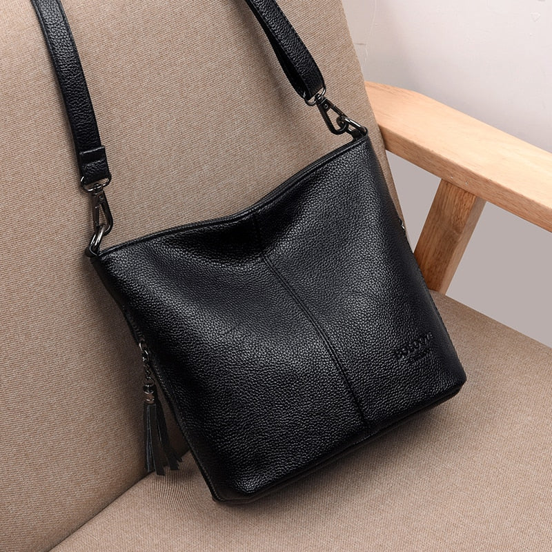 Sac bandoulière noir souple pour femme, cuir synthétique élégant, parfait accessoire quotidien polyvalent.