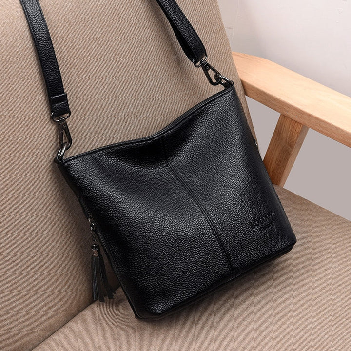 Sac bandoulière noir souple pour femme, cuir synthétique élégant, parfait accessoire quotidien polyvalent.