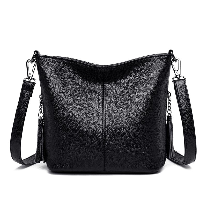 Accessoire élégant : sac bandoulière noir souple pour femme. Idéal pour un usage quotidien, très polyvalent.