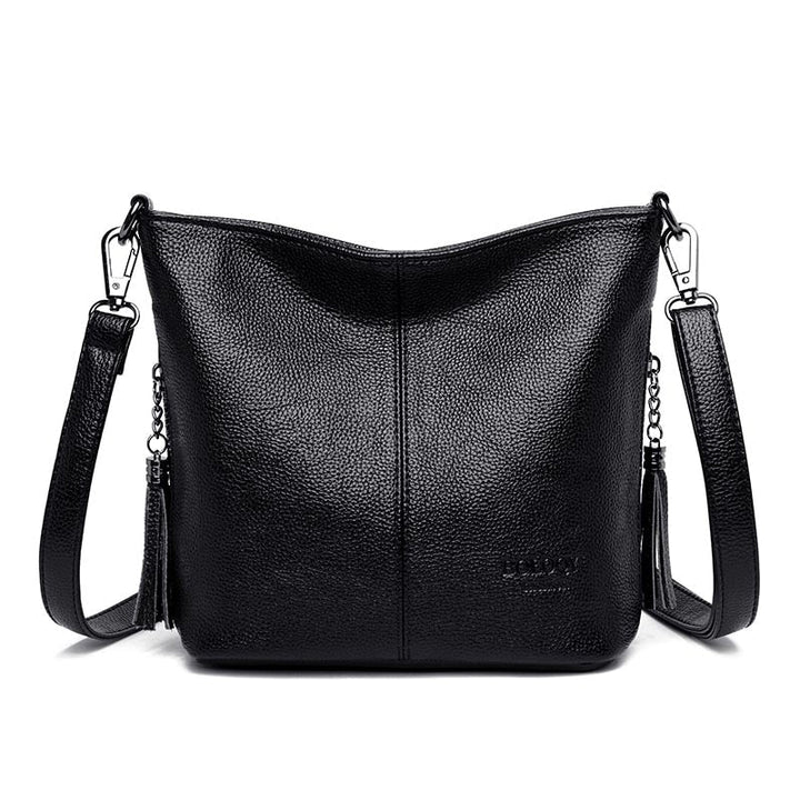 Accessoire élégant : sac bandoulière noir souple pour femme. Idéal pour un usage quotidien, très polyvalent.