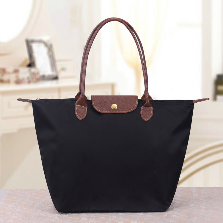 Sac à bandoulière Oxford élégant pour femme. Accessoire mode chic et polyvalent pour un look raffiné.