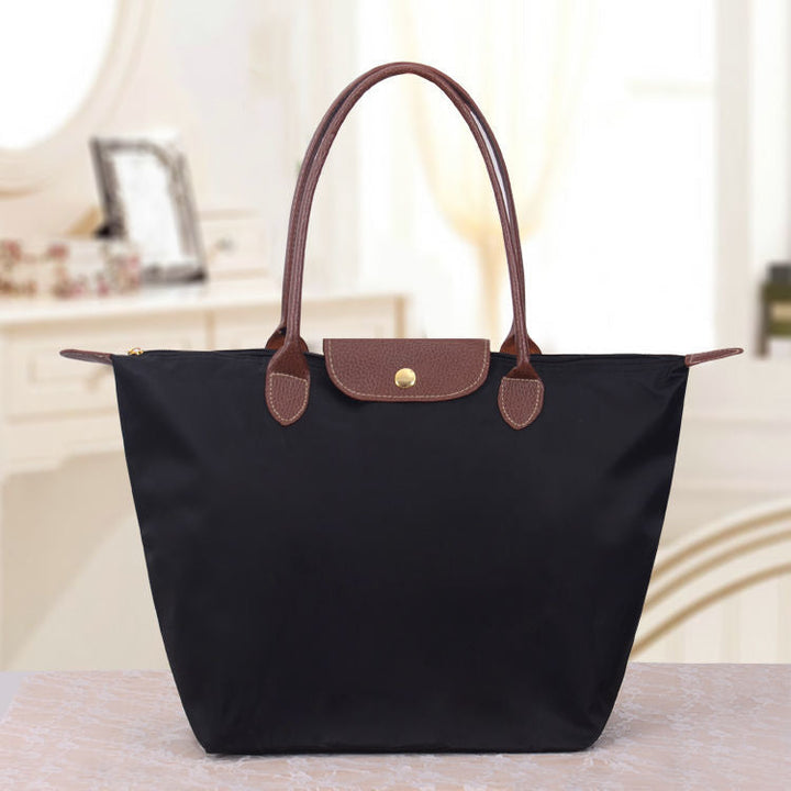 Sac à bandoulière Oxford élégant pour femme. Accessoire mode chic et polyvalent pour un look raffiné.