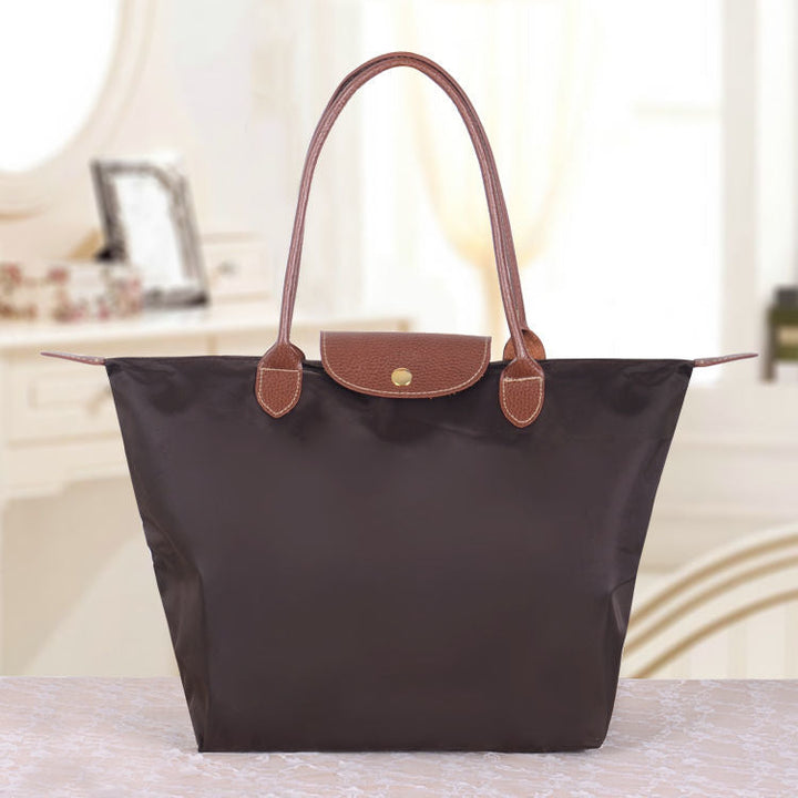 Sac femme à bandoulière style Oxford. Grand sac pratique et élégant pour le quotidien, accessoire maroquinerie chic.