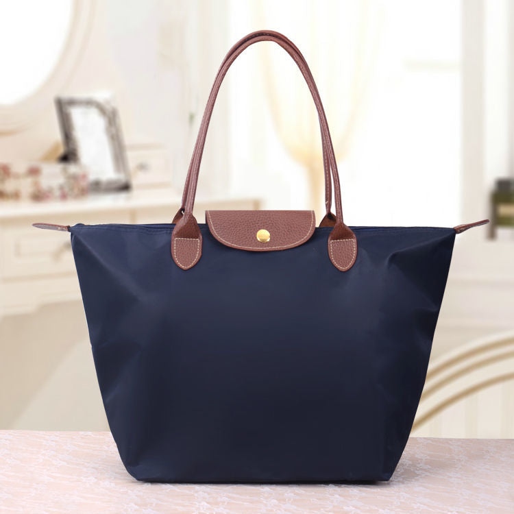 Sac à bandoulière femme, grand et polyvalent. Idéal comme sac de ville élégant ou accessoire chic pour le bureau.