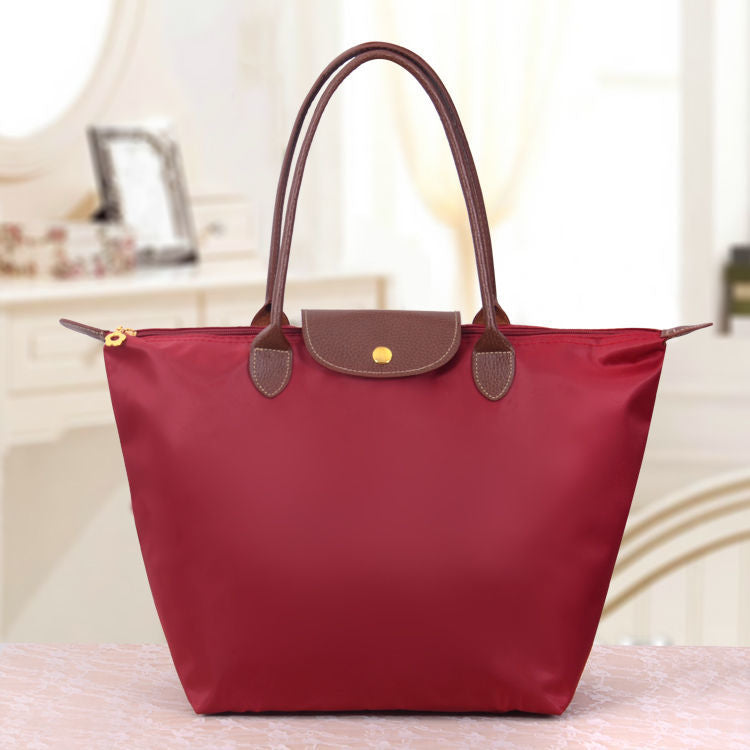 Sac à bandoulière femme style Oxford avec bandoulière réglable. Sac moyen chic, parfait accessoire mode maroquinerie.