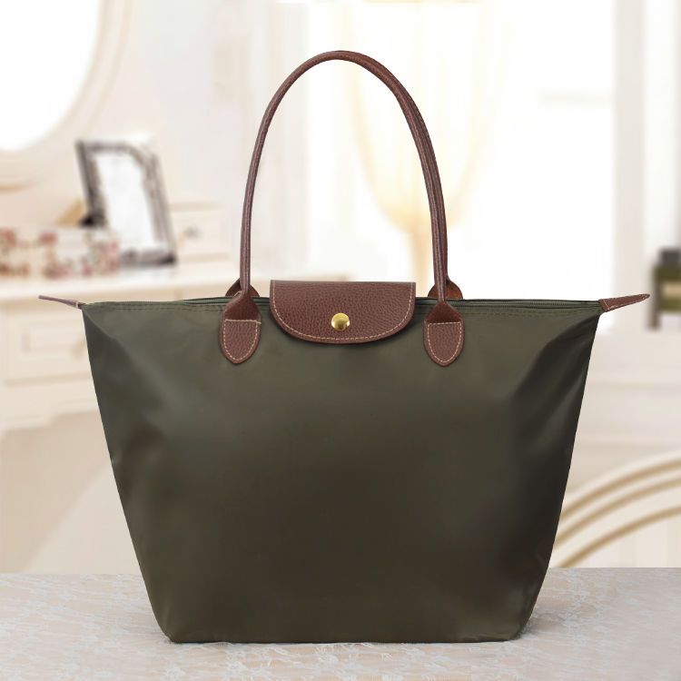 Sac élégant pour femme, style bandoulière Oxford. Un accessoire mode maroquinerie chic et pratique pour toute occasion.