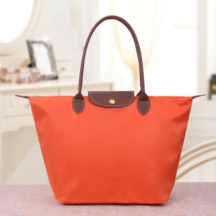 Grand sac à bandoulière femme style Oxford, spacieux et pratique. Idéal comme sac de ville polyvalent et chic.