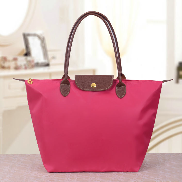 Maroquinerie femme : sac à bandoulière élégant et pratique style Oxford. Accessoire mode chic, moyen et polyvalent.