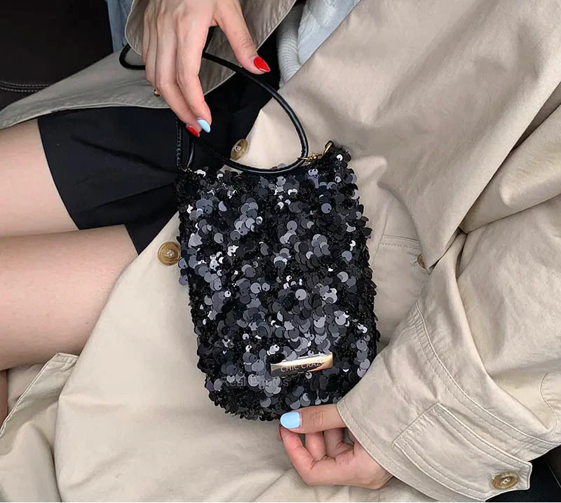 Sac bandoulière paillettes femme, élégant et chic, accessoire mode tendance.