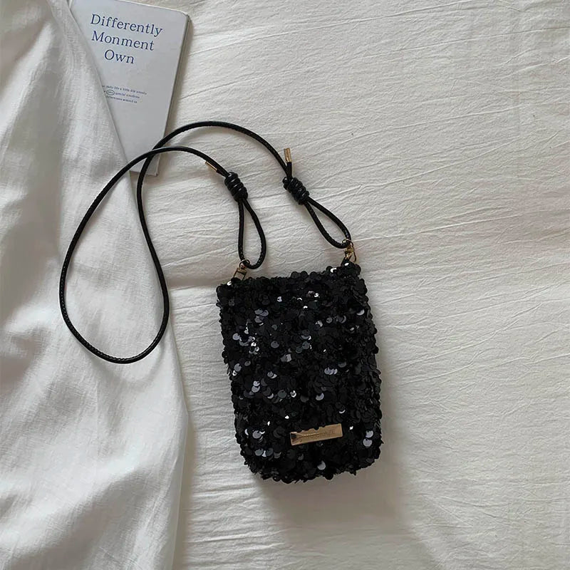 Sac bandoulière écru à paillettes pour femme, idéal soirée, style brillant et chic.