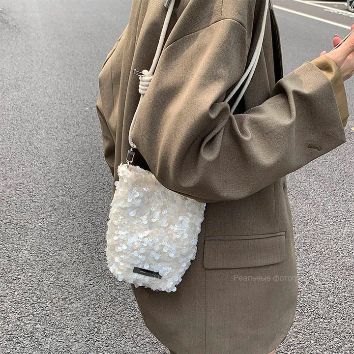 Sac à paillettes bandoulière femme, brillance et chic pour soirée, accessoire mode élégant.