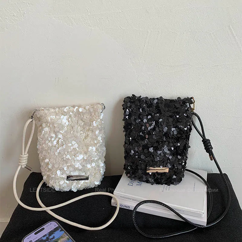 Sac bandoulière paillettes écru, accessoire mode femme tendance, ajoute une touche chic.