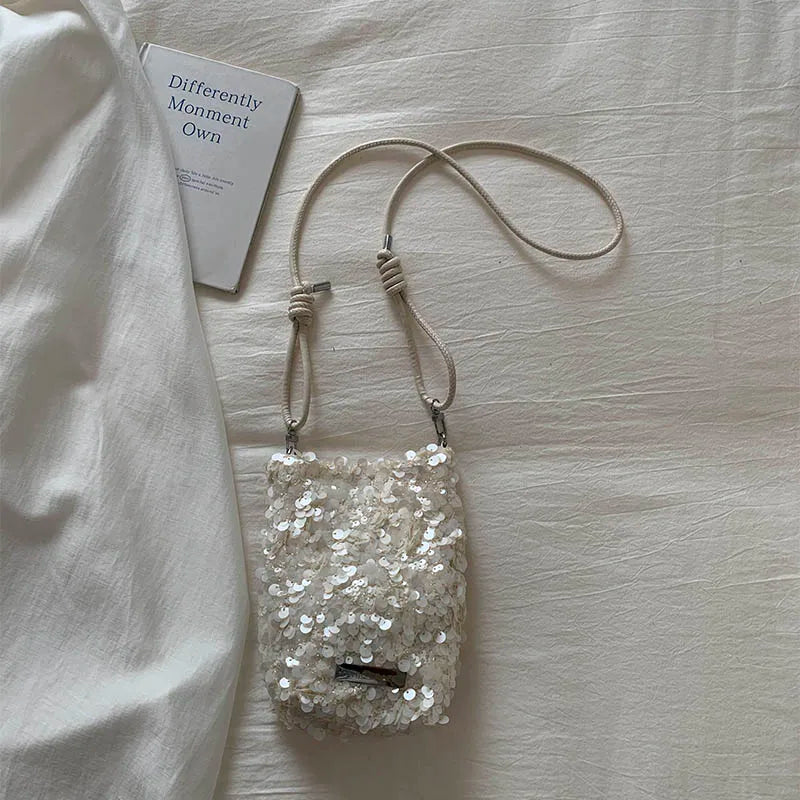 Sac bandoulière paillettes, accessoire mode femme tendance, design élégant et brillant.