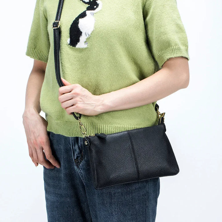 Sac en bandoulière pour femme, forme rectangulaire moderne, cuir synthétique de qualité.