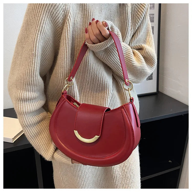 Sac bandoulière rond élégant pour femmes en cuir souple, couleur unie, style chic et moderne.