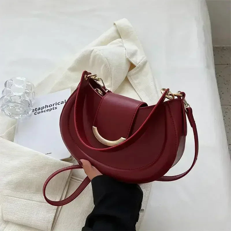 Accessoire mode: sac rond femme avec bandoulière ajustable, idéal pour un look sophistiqué.