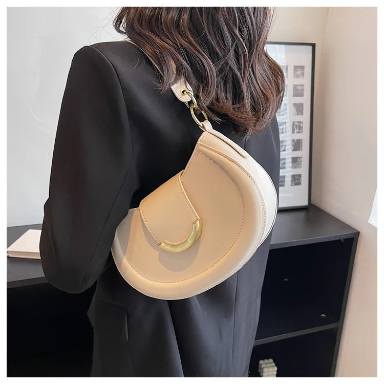 Sac à main rond pour femme en couleur vive, ajoutant une touche de gaieté à toute tenue chic.