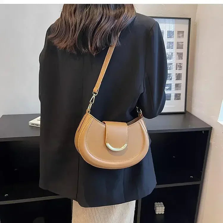 Sac bandoulière rond femme, texture unique, finition haut de gamme, accessoire mode indispensable.