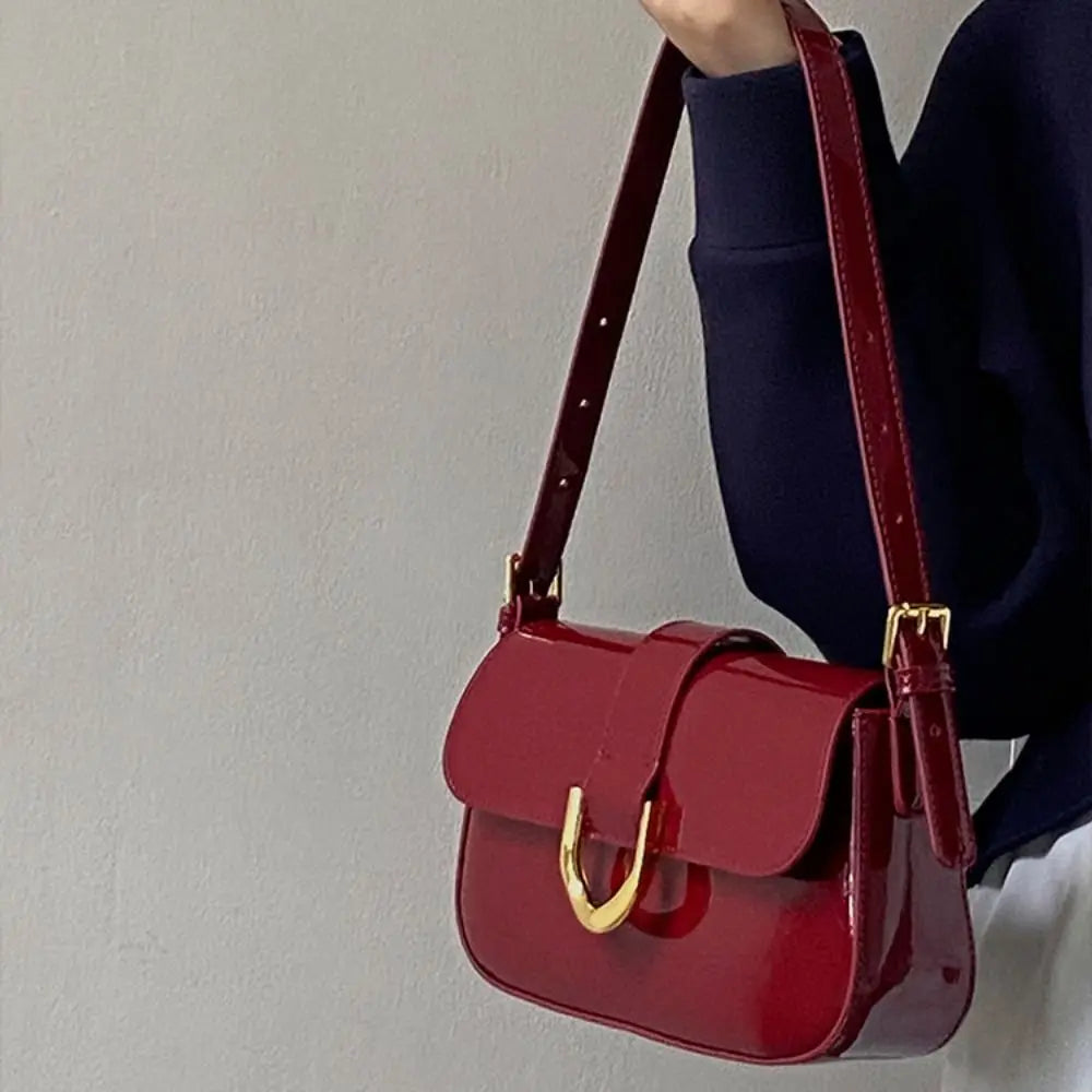 Détail du sac bandoulière rouge Cléa en similicuir grainé, accessoire de mode pour femme.