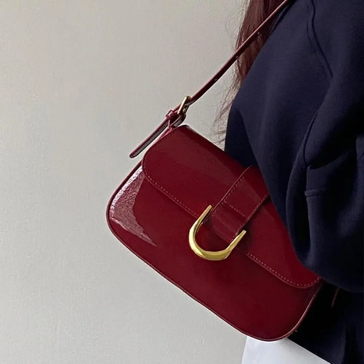 Vue intérieure et dos du sac bandoulière rouge Cléa, accessoire pratique et élégant pour femme.