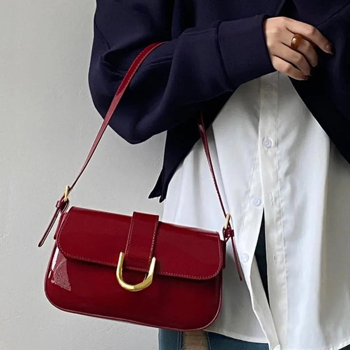 Profil du sac bandoulière Cléa rouge, en similicuir, accessoire de mode élégant pour femme chic.