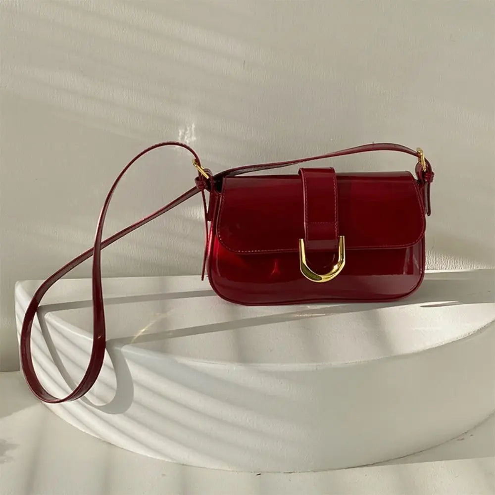 Gros plan sur le fermoir et les détails du sac bandoulière rouge Cléa, touche chic pour femme.
