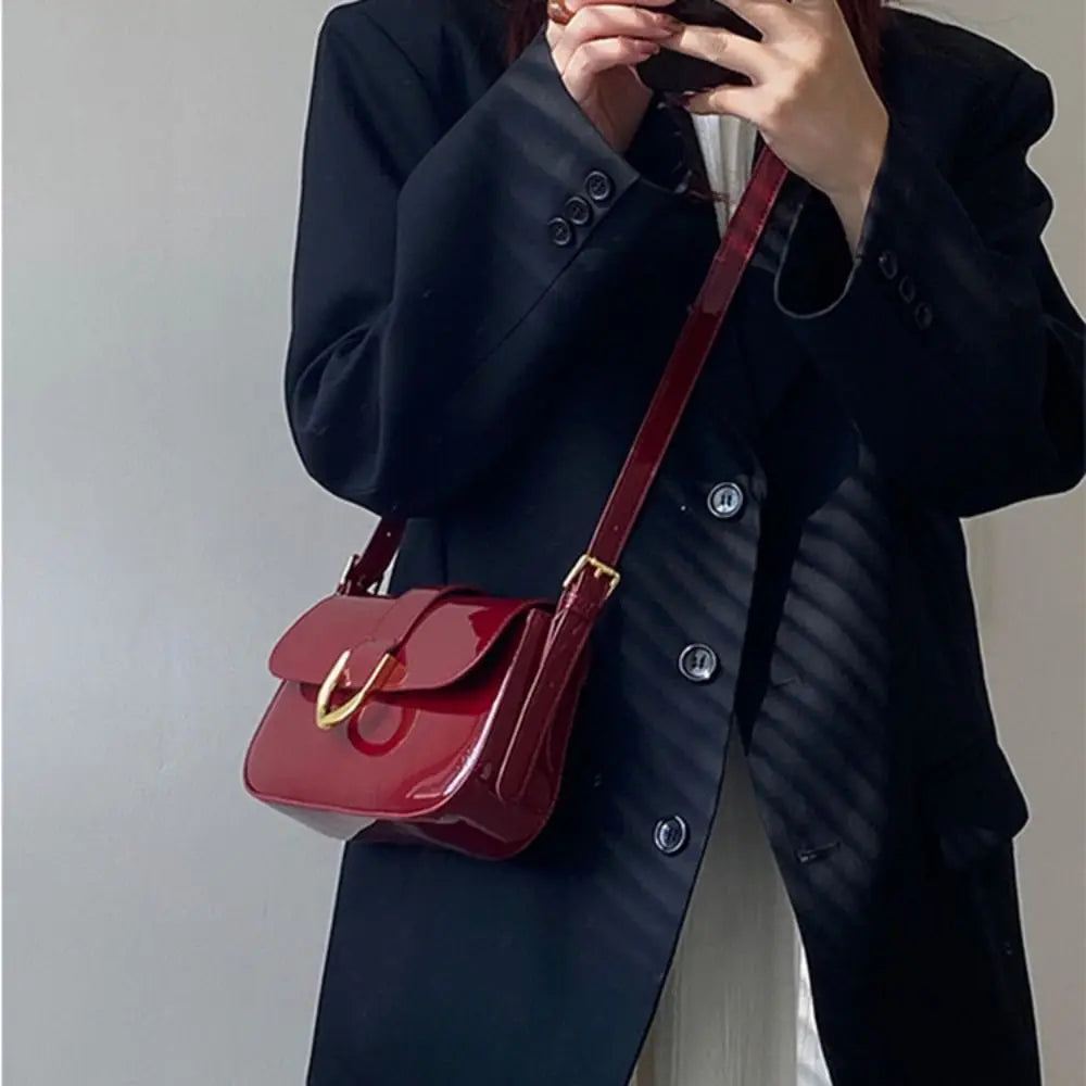 Sac bandoulière rouge Cléa posé, accessoire de mode indispensable pour femme élégante et stylée.