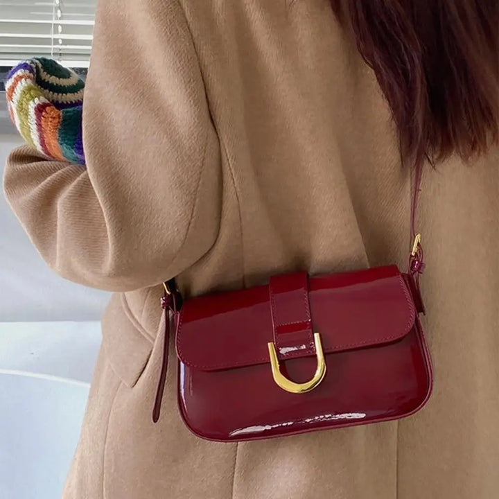 Différentes façons de porter le sac bandoulière Cléa rouge, accessoire polyvalent et chic pour femme.