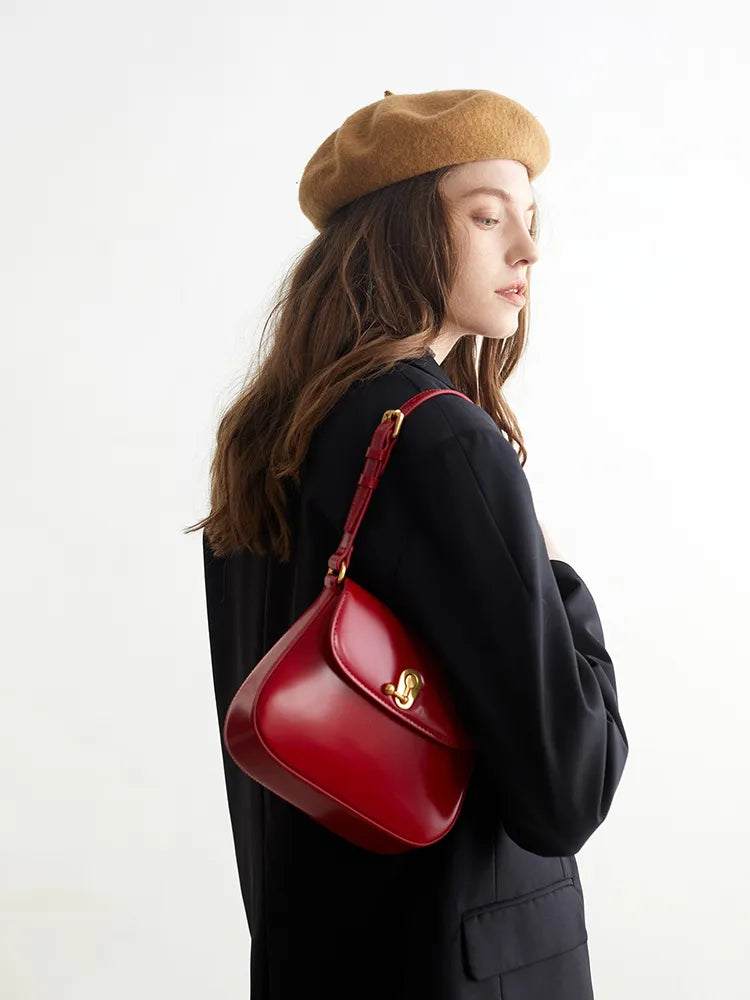 Accessoire mode: sac à bandoulière rouge en cuir synthétique, porté à l'épaule, sac femme