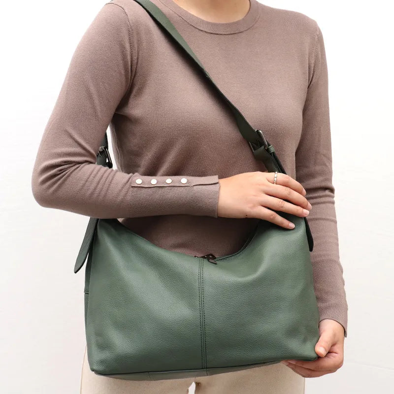 Sac bandoulière souple noir en cuir synthétique pour femmes, élégant et pratique