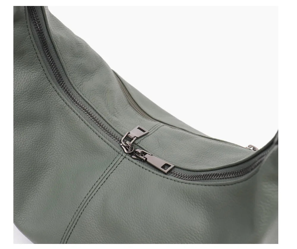 Accessoire mode femme: sac bandoulière souple couleur sauge, style décontracté chic