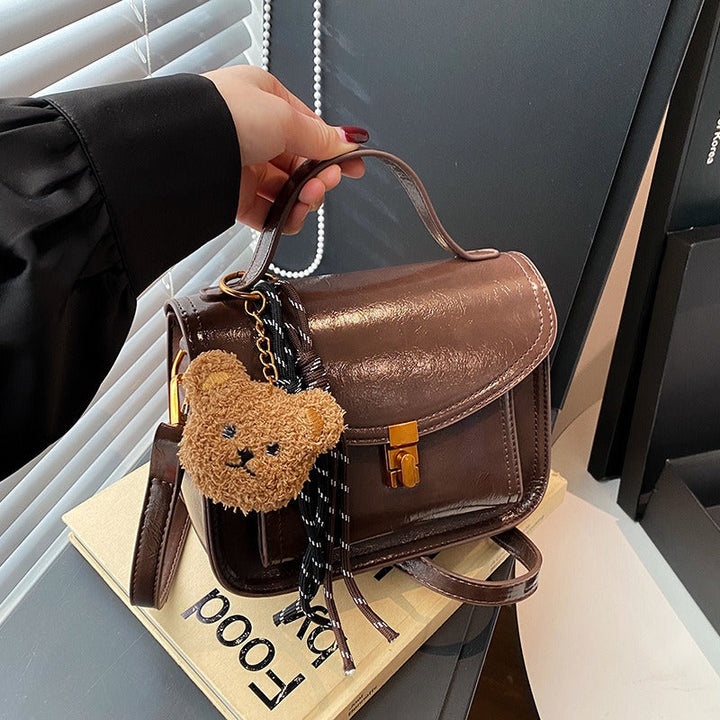 Sac à bandoulière structuré élégant pour femme en similicuir noir. Accessoire mode charme pour le quotidien.